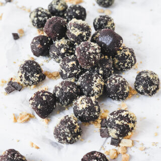 Learn how to make these easy, tasty, nutritious 5-ingredient Chocolate Peanut Butter Protein Balls