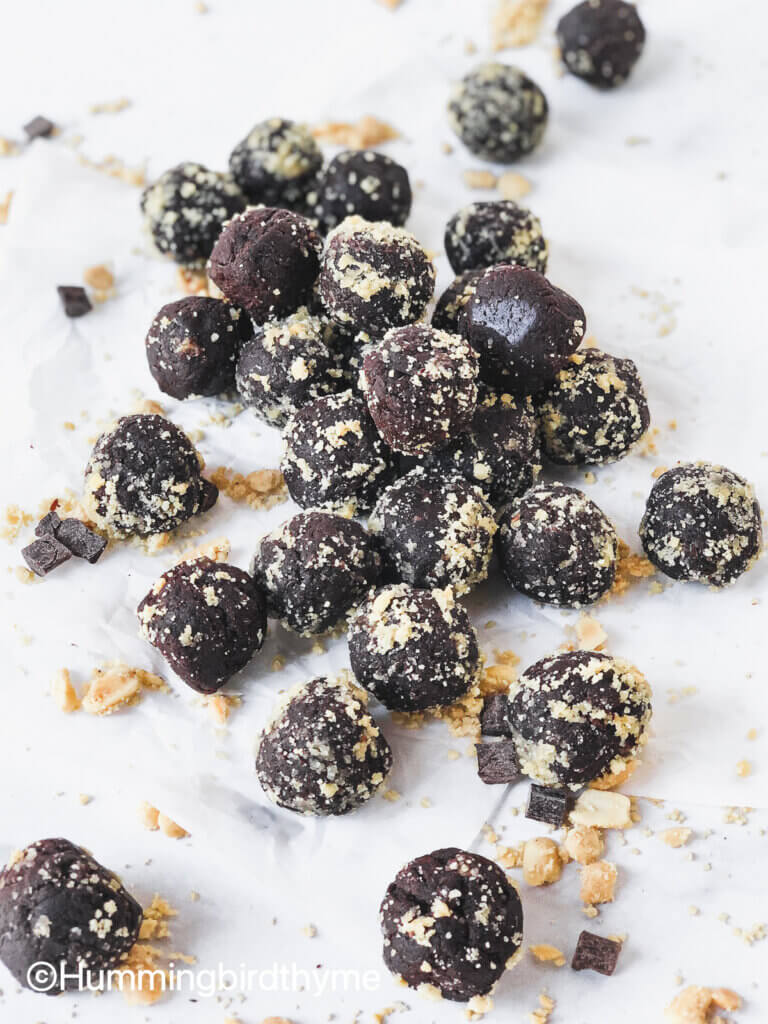 Learn how to make these easy, tasty, nutritious 5-ingredient Chocolate Peanut Butter Protein Balls